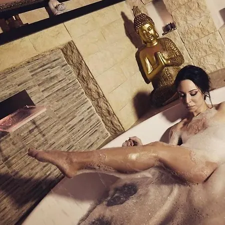 Luxury بيت ضيافة